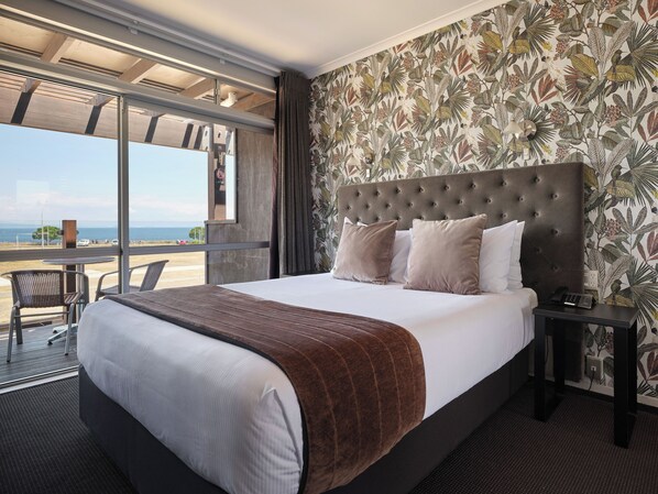 Estudio Premium, vista al lago | Escritorio, cortinas blackout y tabla de planchar con plancha 