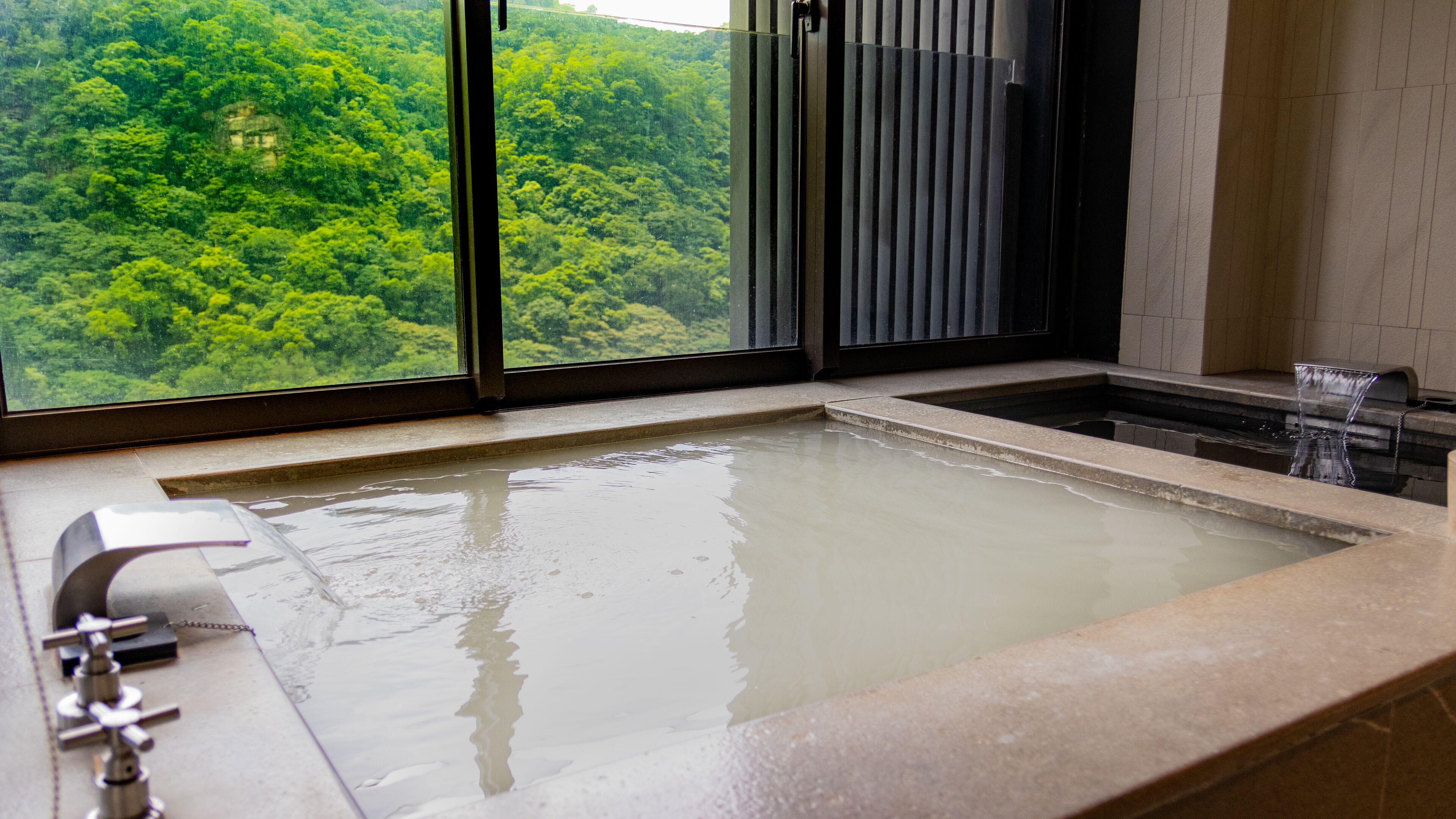 Um banho em águas termais com vista para um verde exuberante.
