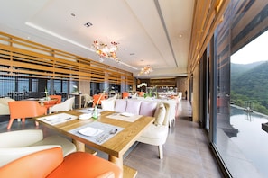 Hi ha 3 restaurants amb plats de cuina francesa