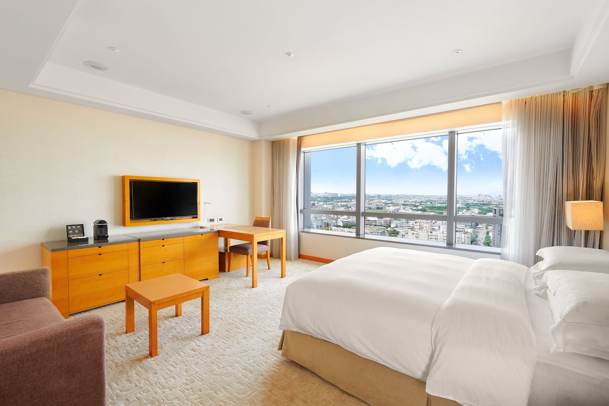 business room, 1 king bed | premium bedding, down duvets, pillow-top beds, in-room safe