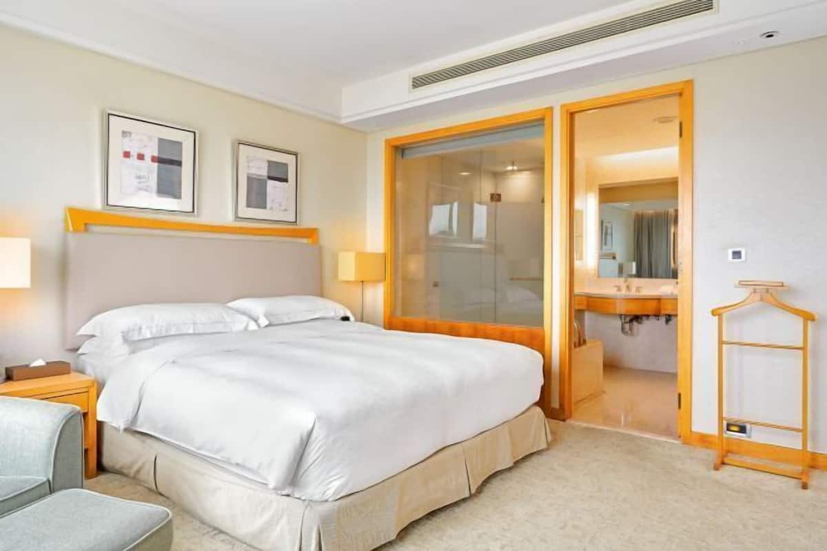 Premium bedding, down comforters, pillowtop beds, in-room safe