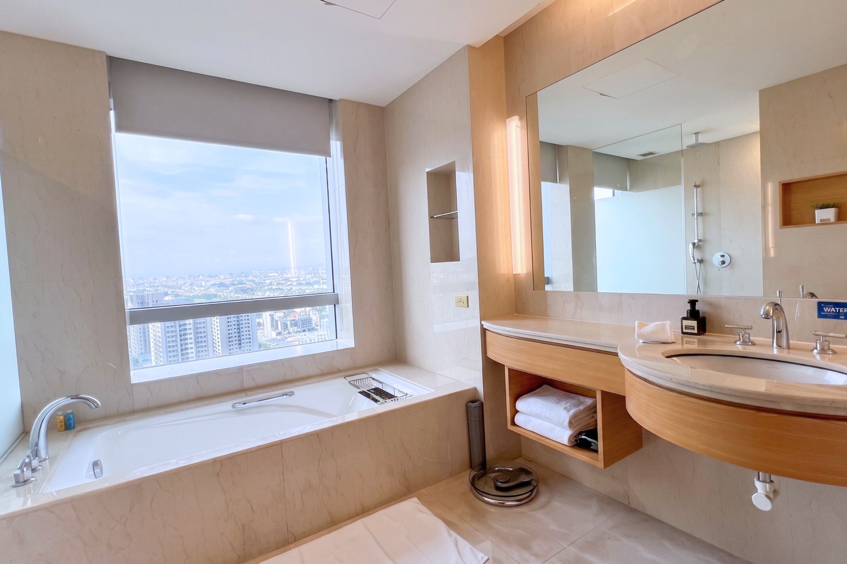 Un bagno moderno con una vasca, un lavandino e uno specchio grande.
