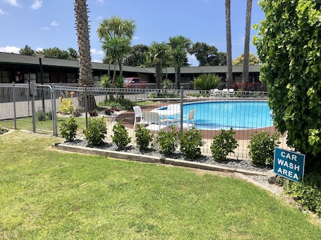 Una piscina al aire libre