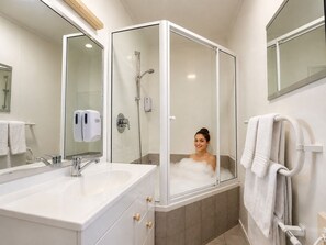 Executive with spa | Bathroom | Shower, free toiletries, hair dryer, towels - Teal Motor Lodge (Gisborne)
