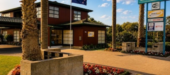 Teal Motor Lodge