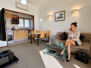 In-room safe, iron/ironing board, free WiFi, bed sheets - Teal Motor Lodge (Gisborne)