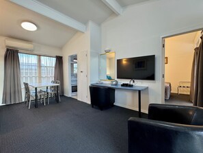 Coffres-forts dans les chambres, fer et planche à repasser