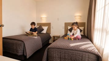 Coffres-forts dans les chambres, fer et planche à repasser