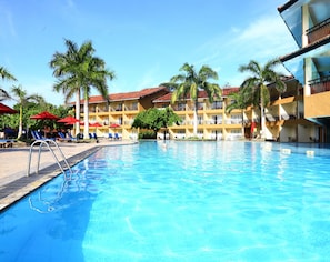 Una piscina al aire libre, sombrillas