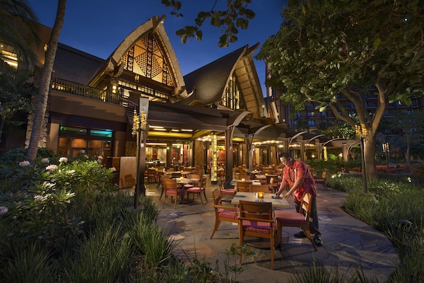2 restaurants; breakfast, lunch, and dinner served