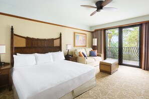 Brankas, didekorasi berbeda-beda, meja kerja, dan tirai kedap cahaya