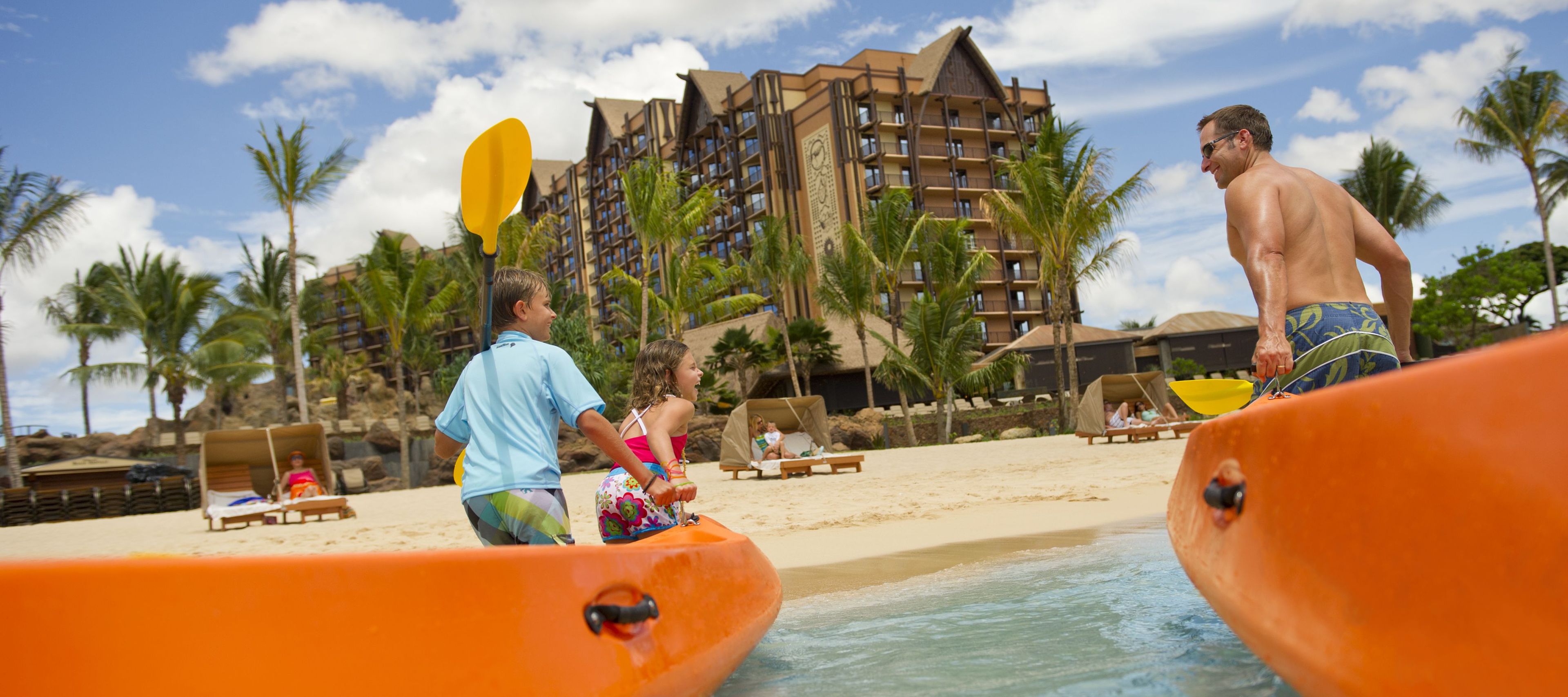 Di pantai, pasir putih, kerusi lepak pantai, payung 