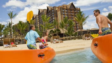 Aan het strand, wit zand, ligstoelen aan het strand, parasols