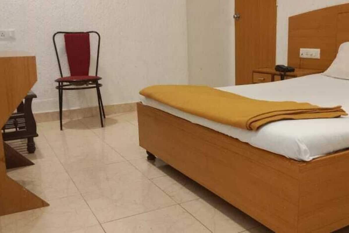 Habitación estándar | Decoración personalizada, muebles diferentes, escritorio y wifi gratis