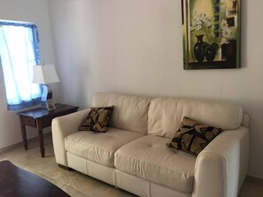 Escritorio, wifi gratis y ropa de cama 
