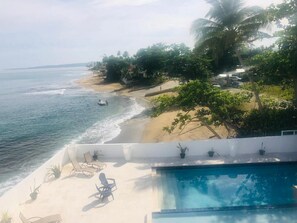 2 室外游泳池，日光浴躺椅