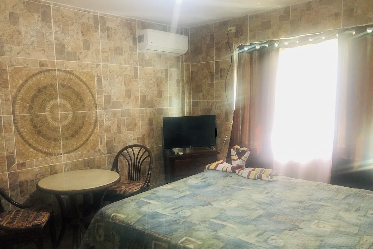 Standaard kamer, 1 queensize bed, uitzicht op stad | 1 slaapkamer, een bureau, gratis wifi, beddengoed