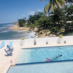 2 outdoor pools, pool loungers