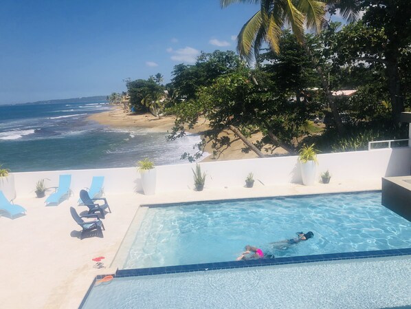 2 outdoor pools, pool loungers