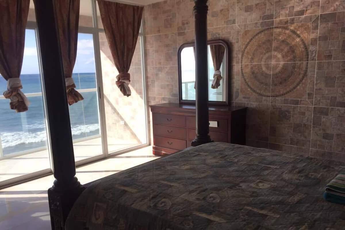 Standaard kamer, 1 queensize bed, uitzicht op oceaan | 1 slaapkamer, een bureau, gratis wifi, beddengoed