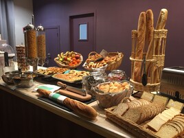 Daily cooked-to-order breakfast (EUR 16 per person)
