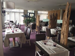 2 restaurantes; se sirven desayunos, almuerzos y cenas