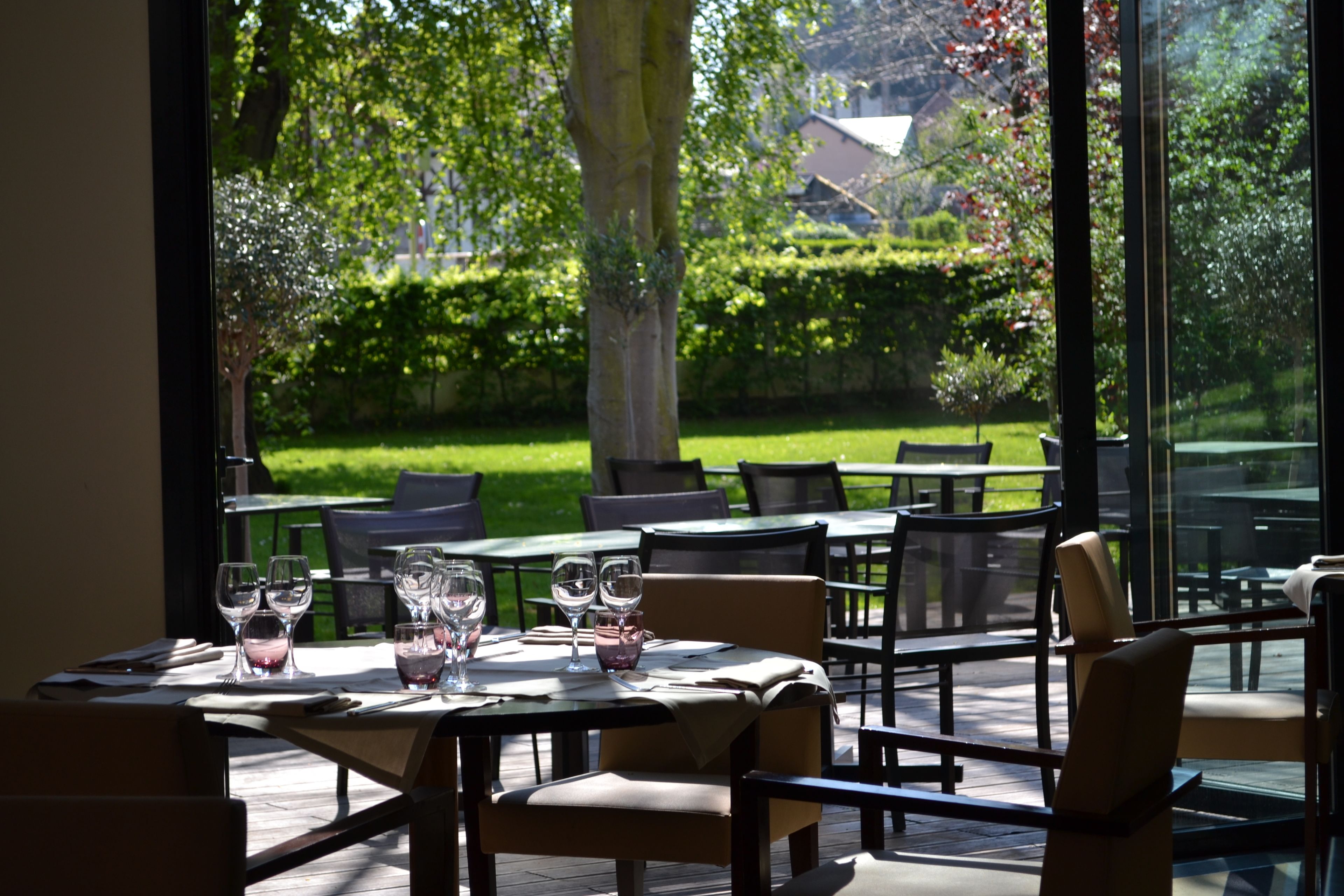 2 restaurants, breakfast served