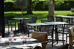 2 restaurants; breakfast, lunch and dinner served  - Hotel du Casino (Saint-Valery-en-Caux)