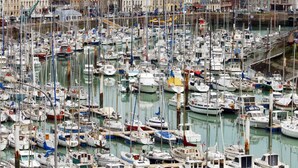 Ein Yachthafen mit verschiedenen Booten, die in ruhigem Wasser liegen.