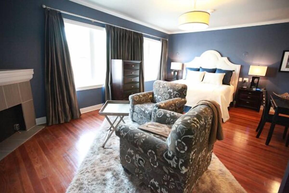 40-inch lcd tv with cable channels, tv, ipod dock