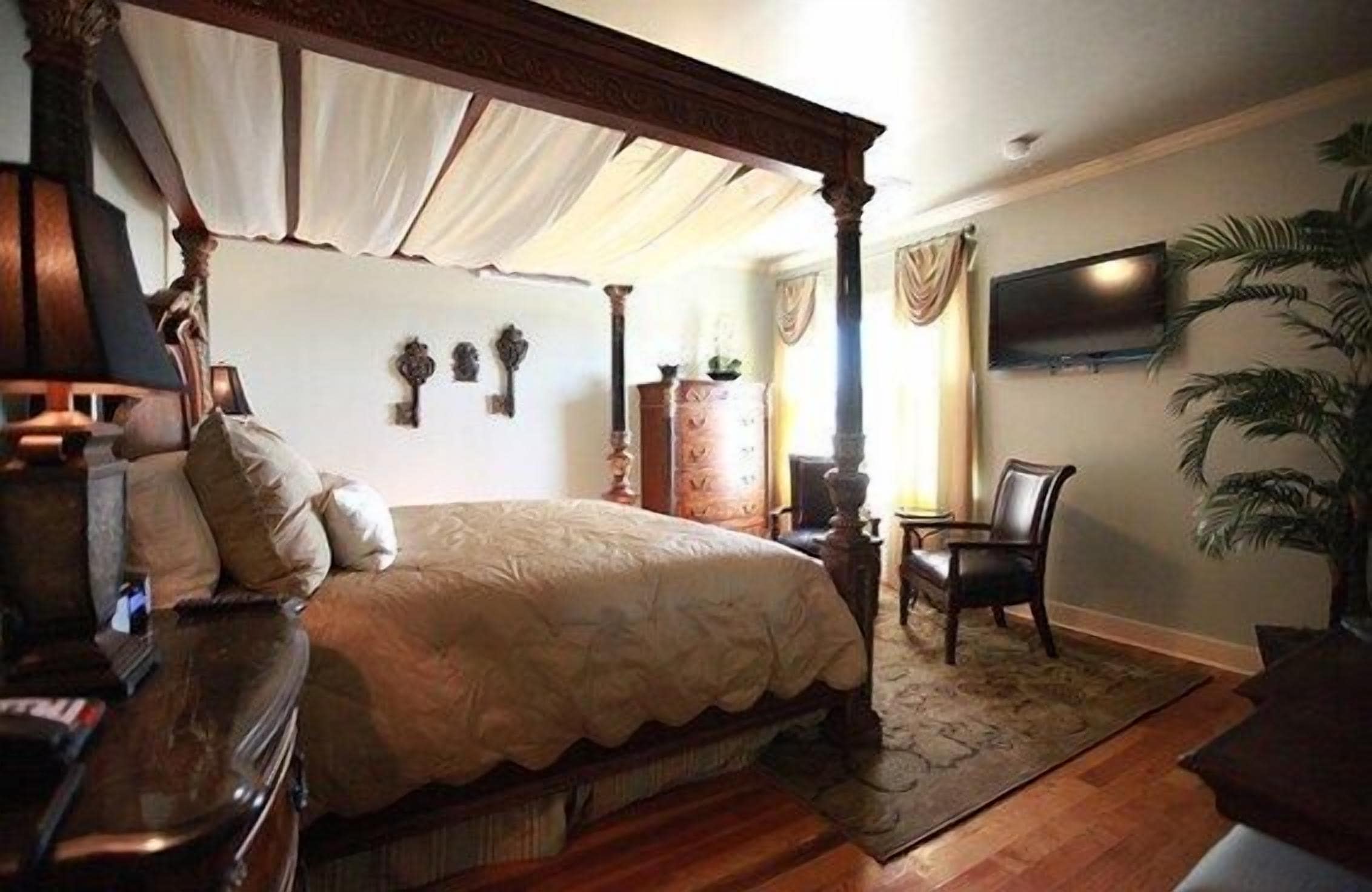 deluxe room, 1 king bed | premium bedding, pillow-top beds, in-room safe, individually decorated