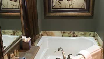 Grand Suite, 1 King Bed | Bathroom