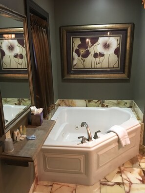 Grand Suite, 1 King Bed | Bathroom
