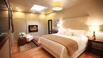 Deluxe Room, 1 King Bed | 1 bedroom, premium bedding, pillowtop beds, in-room safe