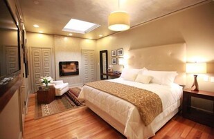 Deluxe Room, 1 King Bed | 1 bedroom, premium bedding, pillowtop beds, in-room safe
