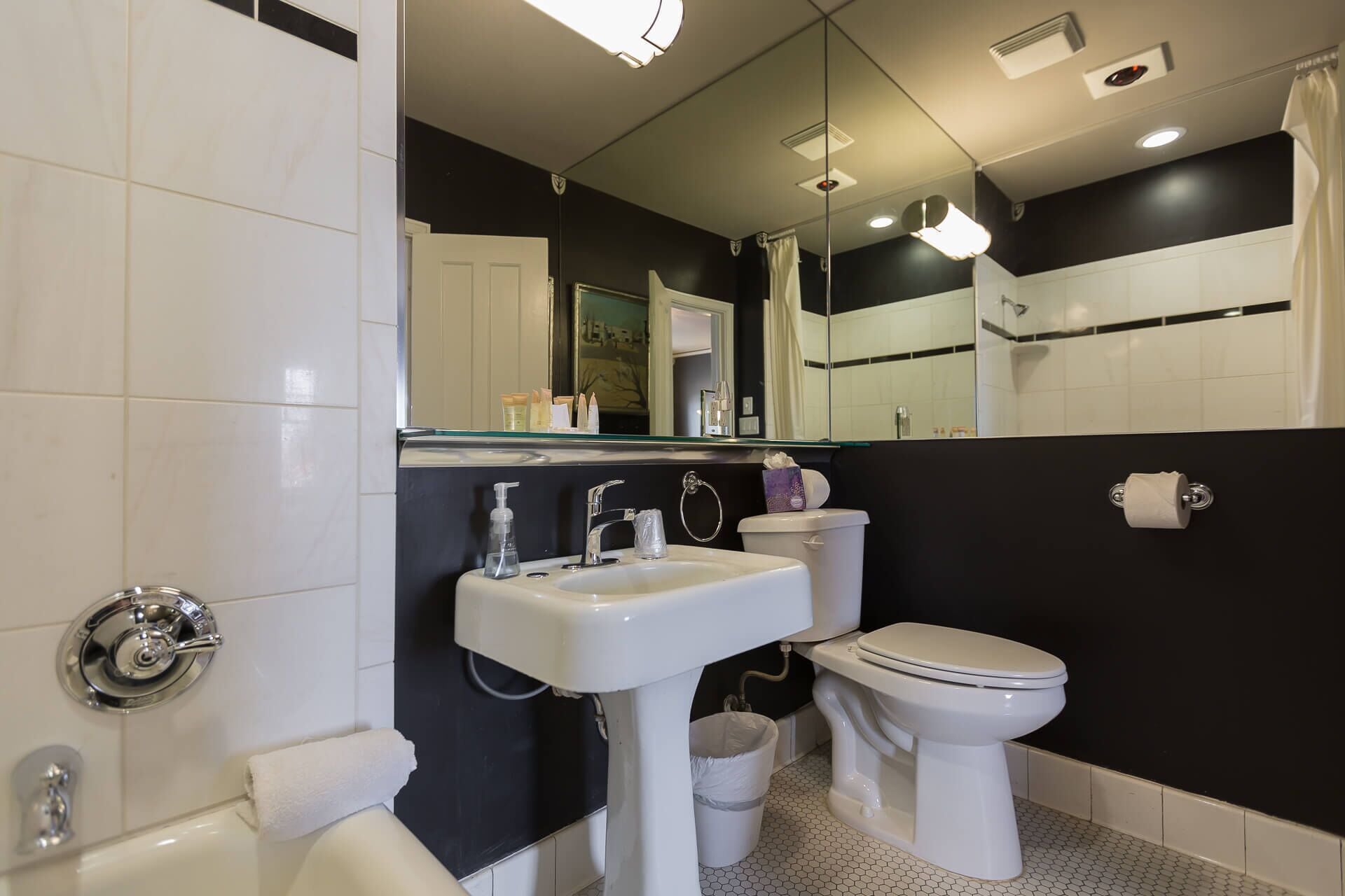 standard room, 1 king bed | bathroom | combined shower/bathtub, free toiletries, hair dryer, towels