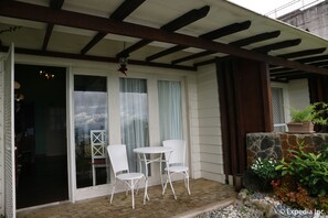 Deluxe with Mini Garden | Terrace/patio - Joaquin's Bed and Breakfast (Tagaytay)