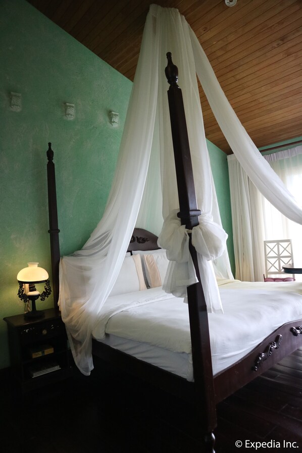 Deluxe with Mini Garden | Desk - Joaquin's Bed and Breakfast (Tagaytay)