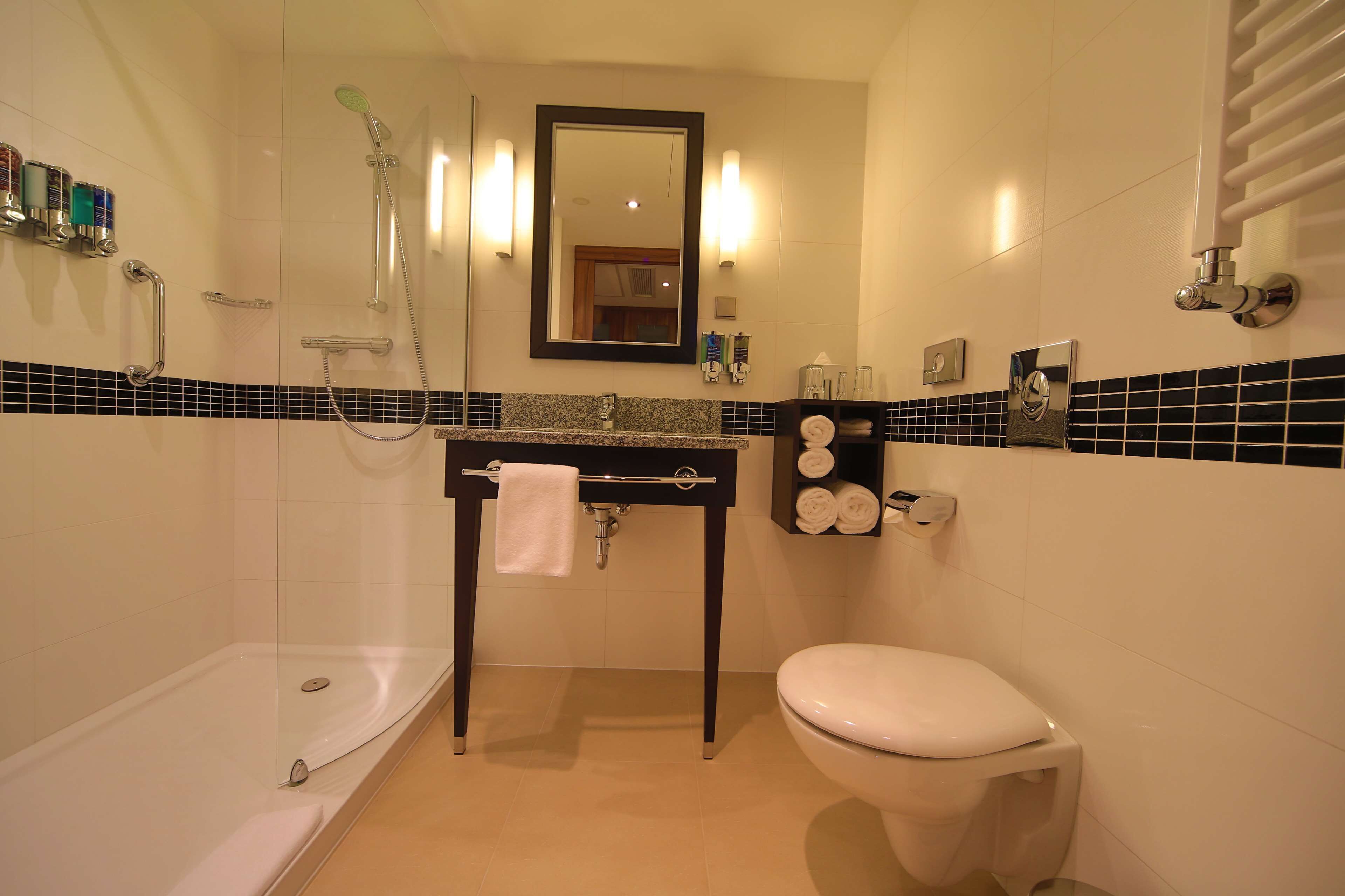 twin room | bathroom | shower, free toiletries, hair dryer, towels