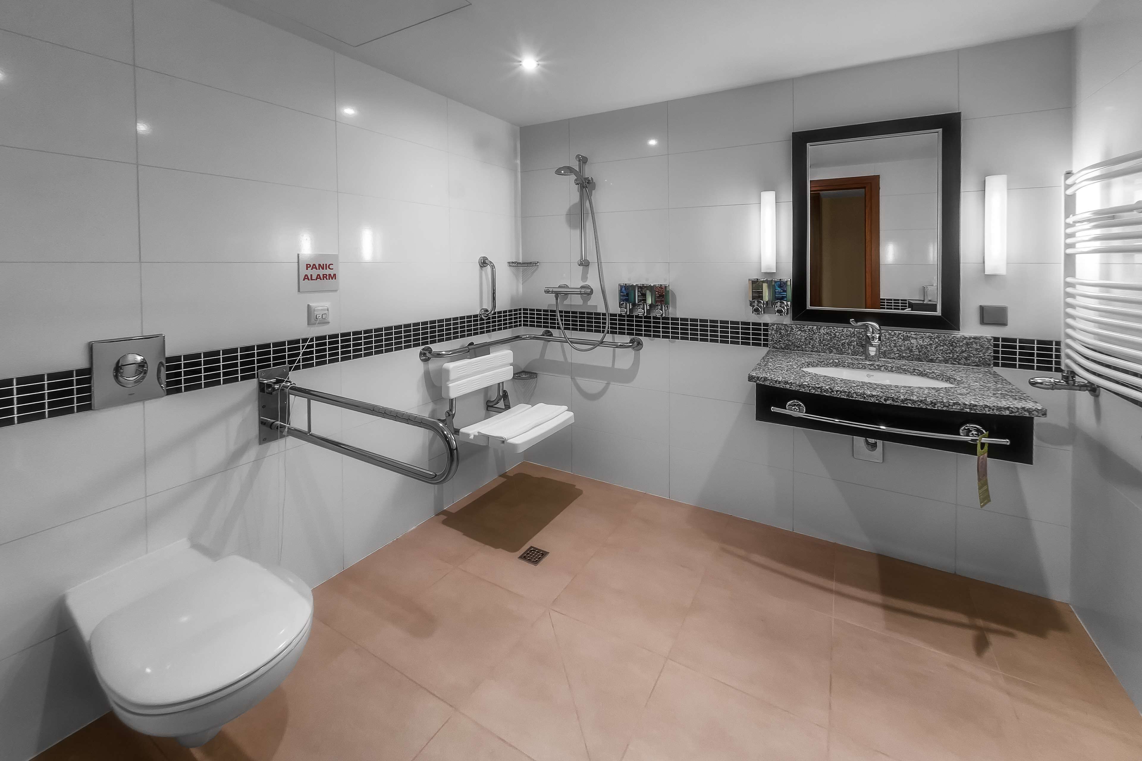 room, 1 queen bed, accessible, non smoking | bathroom | shower, free toiletries, hair dryer, towels