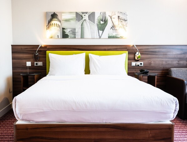 Chambre, 1 grand lit, accessible aux personnes à mobilité réduite, non-fumeurs | Coffres-forts dans les chambres, chambres insonorisées