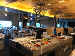 Daily buffet breakfast (TWD 638 per person)