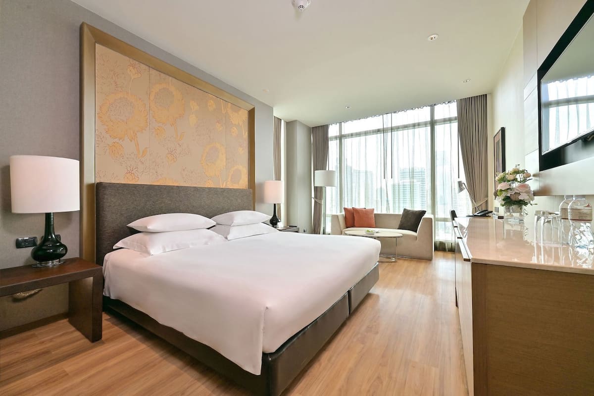 Premium bedding, in-room safe, individually decorated