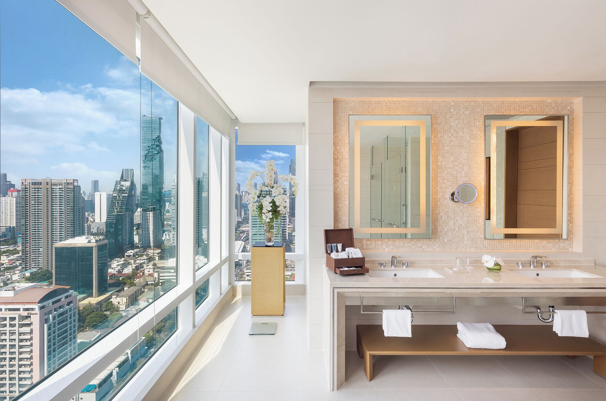 executive suite with lounge access | 1 bedroom, premium bedding, minibar, in-room safe