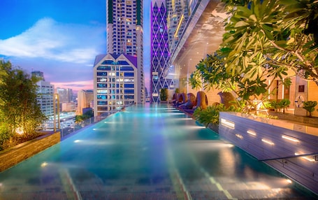 Outdoor pool, pool umbrellas, sun loungers. Eastin Grand Hotel Sathorn Bangkok