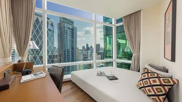 Premium Executive Deluxe with Lounge Access | ๊ฐ์ค์์ ๋ณด์ด๋ ์ ๋ง