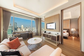 Executive Suite with Lounge Access | منطقة المعيشة | تلفزيون إل سي دي بحجم 42-بوصة يعرض قنوات تلفزيونية رقمية، تلفزيون