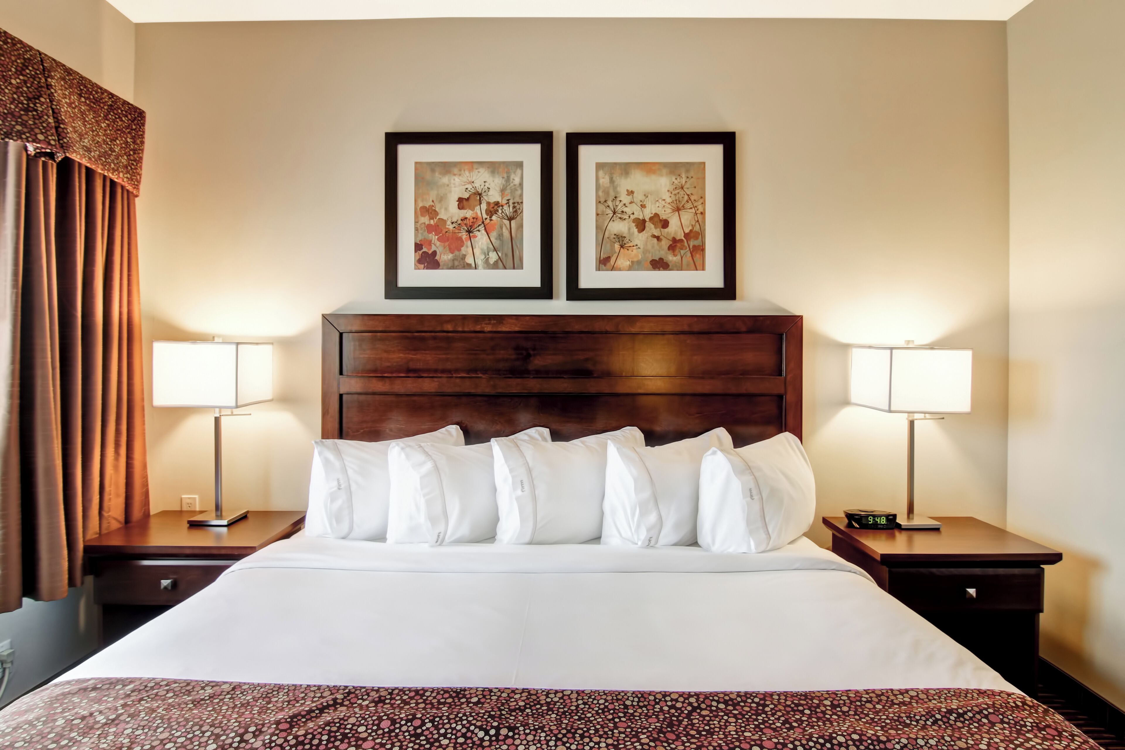 書桌、手提電腦工作空間、遮光窗簾/窗簾、熨斗/熨衫板