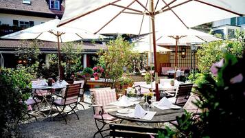 2 restaurants, international cuisine