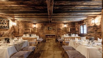 2 restaurants, international cuisine
